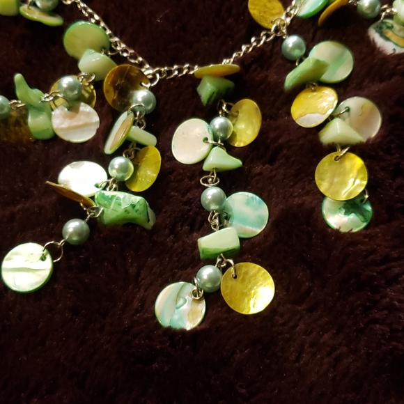2/16 Silver/pale green, abalone shell necklace. - Picture 2 of 2